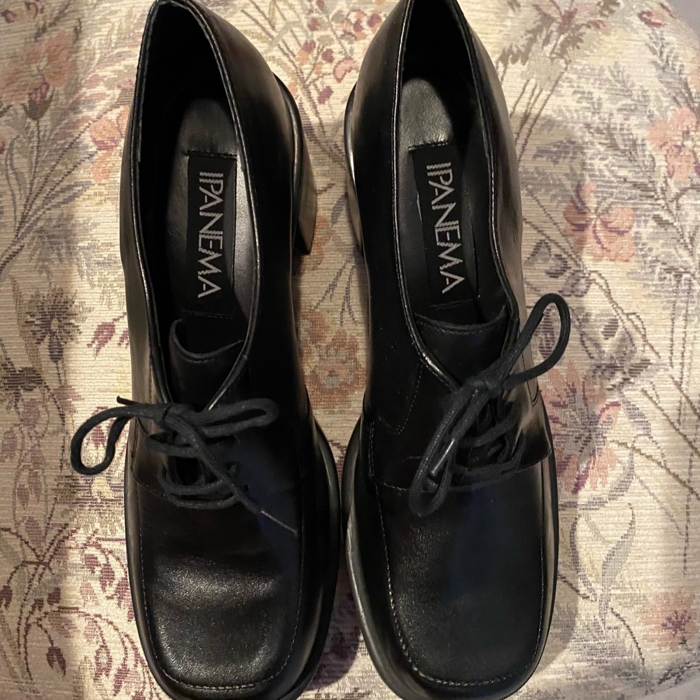 NWOB Ipanema chunky heel tie shoes